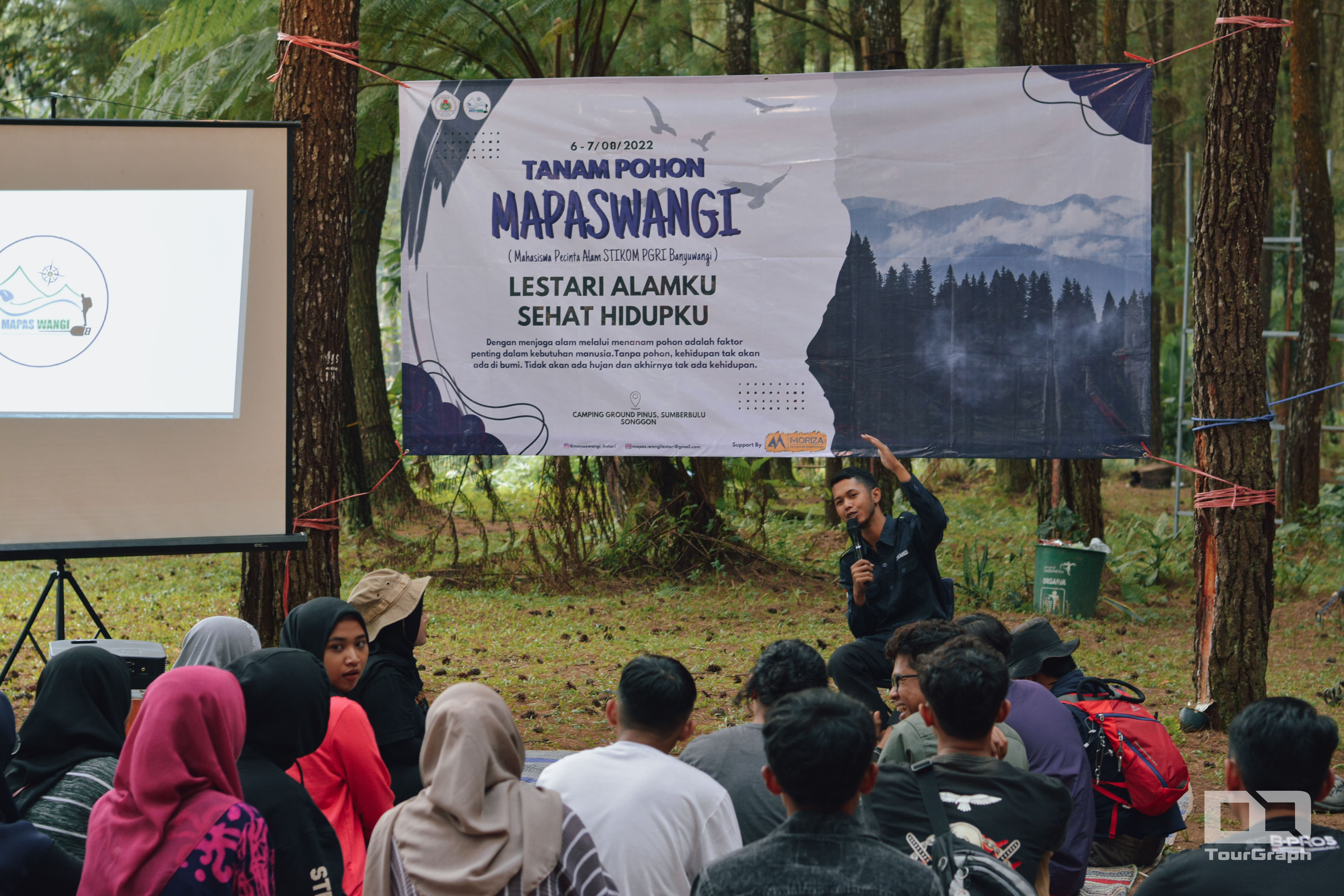 MAPASWANGI UKM dari STIKOM PGRI Banyuwangi Camping sambil menjalankan PROKER Tanam Pohon